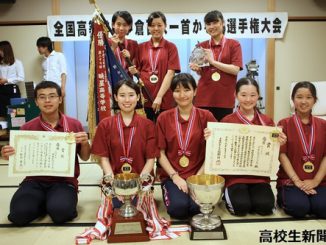 初優勝を飾った福島・安積黎明高校かるた部の団体メンバー