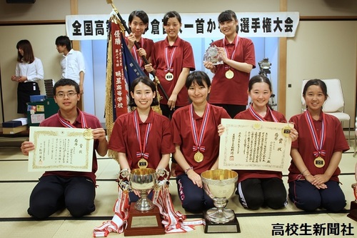 初優勝を飾った福島・安積黎明高校かるた部の団体メンバー