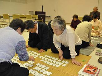 飯田市長寿支援課の「いきがい教室」の一環で活動する「かるた会」の皆さん。