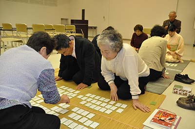 飯田市長寿支援課の「いきがい教室」の一環で活動する「かるた会」の皆さん。
