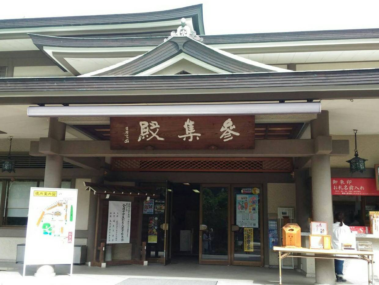 会場となった東京の湯島天満宮(通称湯島天神)の参集殿。湯島天満宮は雄略天皇二年(458年)一月 創建。菅原道真公が御祭神として祭られており、百人一首にも道真公の句があります。「このたびは 幣も取りあへず 手向山 紅葉の錦 神のまにまに」(このたびは ぬさもとりあえず たむけやま もみじのにしき かみのまにまに)