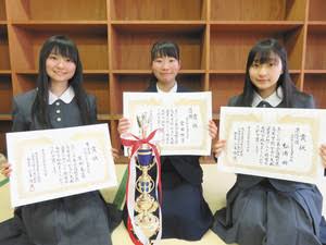 （左から）３位の有村さん、優勝の宮田さん、準優勝の松浦さん