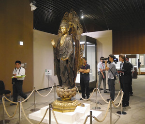 宇都宮氏の信仰をうかがわせる、ゆかりの立像などが展示されている会場＝宇都宮市で