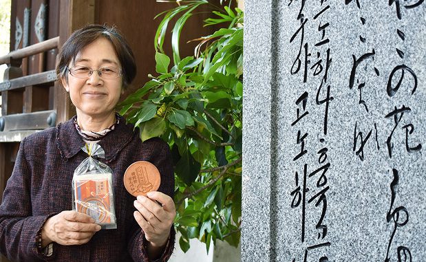 王仁博士が詠んだとされる「難波津の歌」にちなんだせんべいを企画した足立須香さん