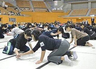 小倉百人一首かるた部門のプレ大会で対戦する県内外の生徒たち