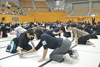 小倉百人一首かるた部門のプレ大会で対戦する県内外の生徒たち