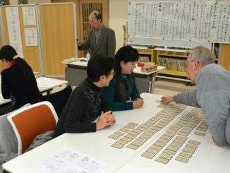 競技かるたを体験する市民ら。秋田県大館市字谷地町の市立栗盛記念図書館にて。