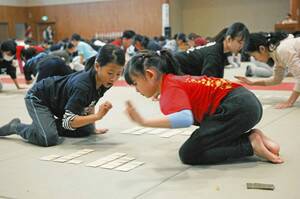熱戦を繰り広げる参加者たち＝駒ケ根市武道館で
