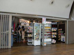 東京武道館の売店「おとどけや」。 武道館内１Ｆの中央通りに位置しています。おにぎりお弁当、飲み物お菓子・・そして東京武道館グッズや武道記念品を扱ったお店です。
