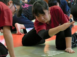 勢いよく札をはじく高校生たち＝盛岡市