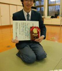 東北・北海道高等学校かるた新人大会で個人優勝した鈴木さん