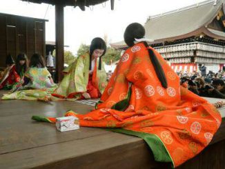 京都・八坂神社の能舞台で行われた、新春恒例の「かるた始め式」＝３日午後