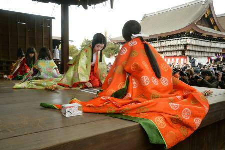 京都・八坂神社の能舞台で行われた、新春恒例の「かるた始め式」＝３日午後