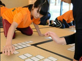 競技かるたの実演をする生徒ら＝高知城歴史博物館