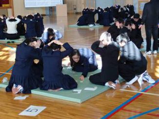 豊橋前芝中学で校区住民も参加して交流。札を取り合う生徒ら=前芝中学校で