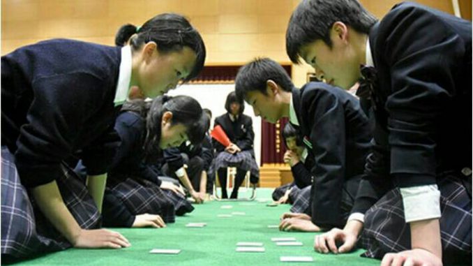 生徒たちが集中力を研ぎ澄ませて札を取り合った＝東根市・東桜学館
