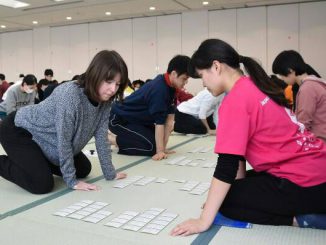 競技を前に、並べられた札の位置を確認する参加者たち＝横浜市神奈川区で