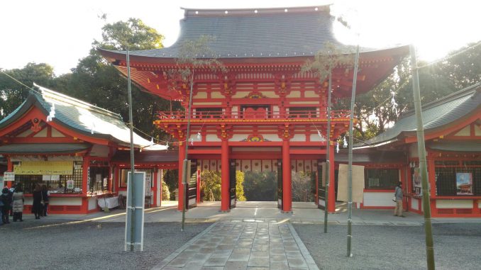 近江神宮といえば漫画や映画の影響からか階段の下から赤い門を見上げたアングルが多いですが、このように本殿側から、つまり裏側の赤い門が意外に綺麗な事に気づいて一枚写真に収めました。