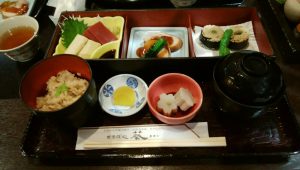 AKちゃんの大会前日の勝負メシ。「京都に来たら和食でしょ」という事でナントカ和膳…