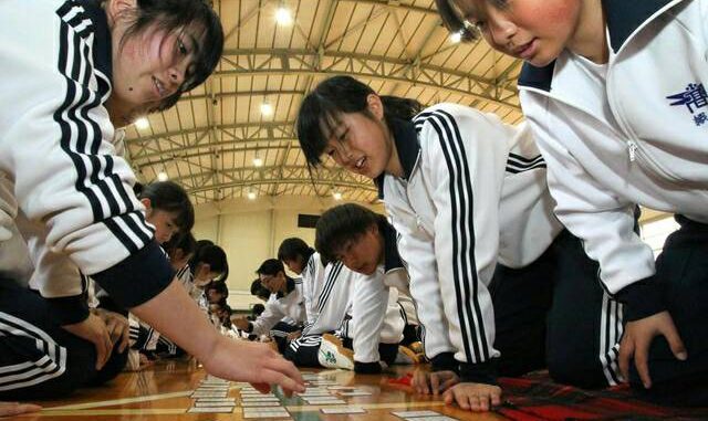 クラス対抗戦で競う生徒たち＝小野市西本町、小野高
