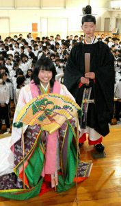 人戦で優勝し、十二単を試着した小林夕起さん（左）と束帯を着た山下和真さん＝小野市西本町、小野高