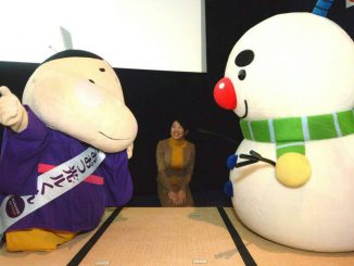 　映画「ちはやふる－結び－」百人一首かるた100人試写会が3月12日、ユナイテッドシネマ大津（大津市打出浜）で開催された。