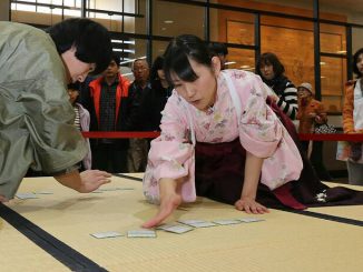 競技かるたの模範試合をする和田真理子四段（右）と前田高宏四段＝和歌山市松江のＴＳＵＴＡＹＡ　ＷＡＹガーデンパーク店で、山本芳博撮影