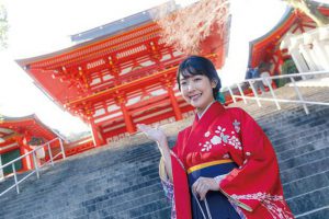 朱塗りの楼門は袴姿が映える絶好の記念撮影スポット/近江神宮