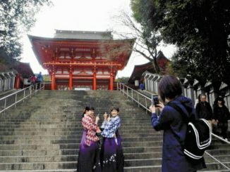 映画に登場する近江神宮を訪れ、記念撮影を楽しむ人たち（大津市で）