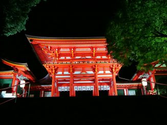 昨晩ライトアップされた近江神宮の楼門です。（近江勧学館Twitterより）