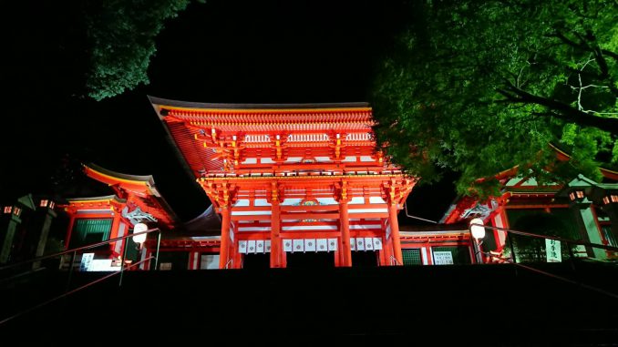 昨晩ライトアップされた近江神宮の楼門です。（近江勧学館Twitterより）