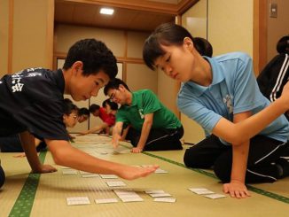 知力、体力、精神力でぶつかり合う　熱戦を繰り広げる桜空かるた会のメンバー＝長崎市魚の町、市男女共同参画推進センター・アマランス