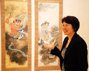 オープン記念展の展示作品の中で、竹本さんは冨田渓仙の「風師雷伯図」がイチオシ。「表情がかわいらしいです」