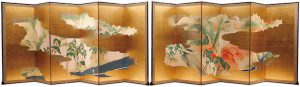 矢野夜潮の作品「高雄秋景・嵐山春景図屏風」。左側が嵐山の春の情景。金箔（きんぱく）で彩られた雲の間には、山桜が描かれています