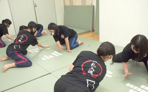 　共栄学園中学高等学校（東京都葛飾区）は、「全人的な人間の育成」を目指し、学業とクラブ活動の「文武両道」を教育理念に掲げている。とりわけクラブ活動は盛んで生徒たちは教室で学べない多くのものを学んでいる。数あるクラブ活動から、今年クラブに昇格した競技かるた部と、インターハイの常連校になった少林寺拳法部について紹介する。