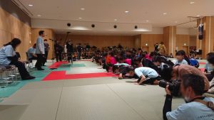 閉会式では、西郷直樹 永世名人が決勝リーグを最後まで戦った小学生達へ向けて講評の言葉をかけていました。